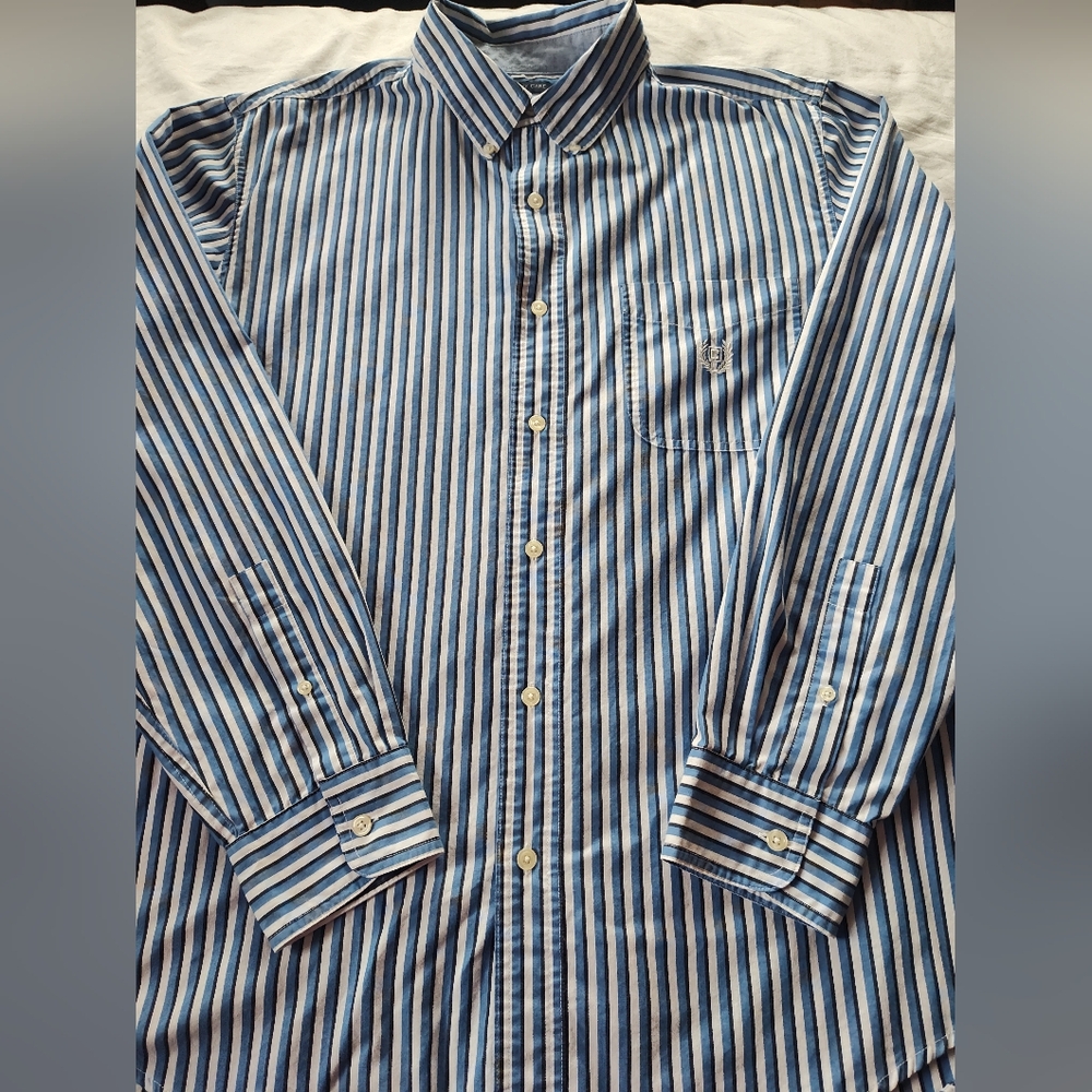 CHAPS Men's Button Up Shirt. Size Large. Long Sleeves.